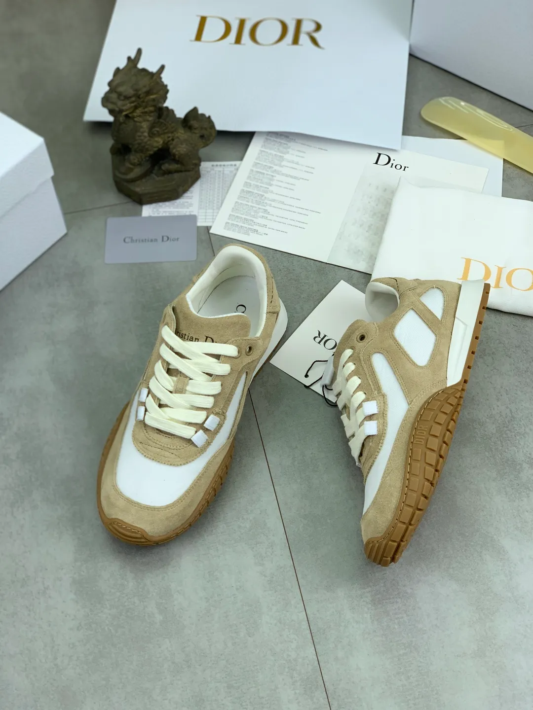 Men's men's shoes P560 new Dior Tech sneakers 2026 early spring series new products, with fashionable details, highlighting retro aesthetics. The light beige anti-suede cow leather upper is spliced ​​with apricot transparent mesh fabric on the side. The upper window edge is adhered with high-frequency flat ironing and back-pressure. It replicates the original craftsmanship, making it beautiful and comfortable without falling off. The interior is made of sheep lining of the same color and is soft and comfortable. The heel and tongue are embellished with the Paris logo. The textured TPU soles with the same color logo. The high-end version is exquisitely packaged with an airplane box, adding to the high-end style. Color: 4️⃣colors available Size: Female 35-41 Male 39-46